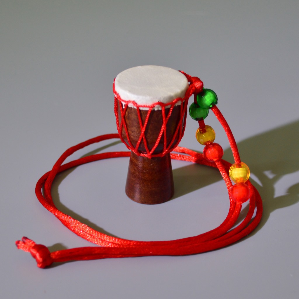 1 pc Mini Jambe Drummer Individuality Djembe Pendant Percussion Musical Instrument Necklace African Hand Drum Accessories